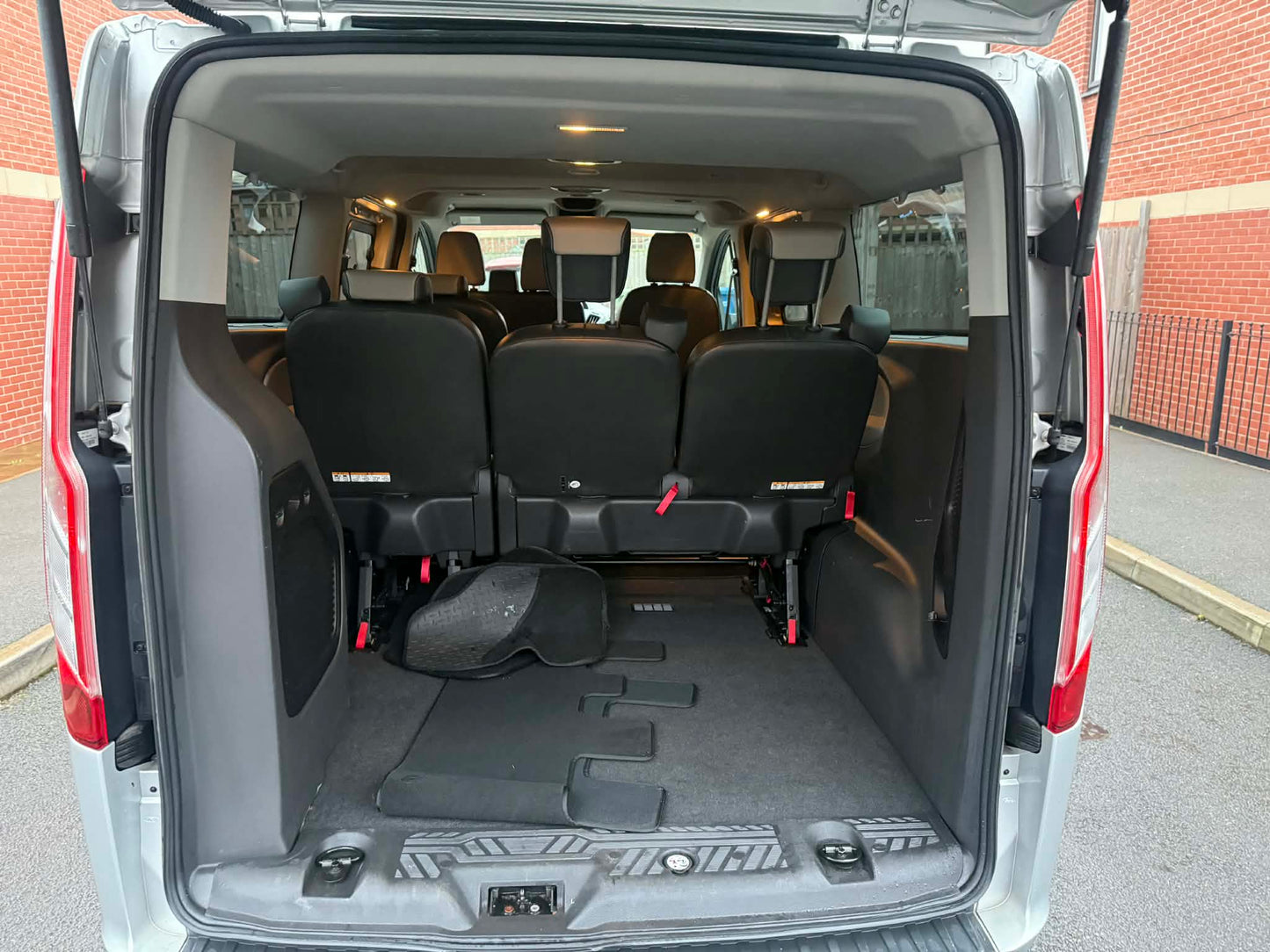 2014 - FORD TUSTOM 9 SEATER BUS
