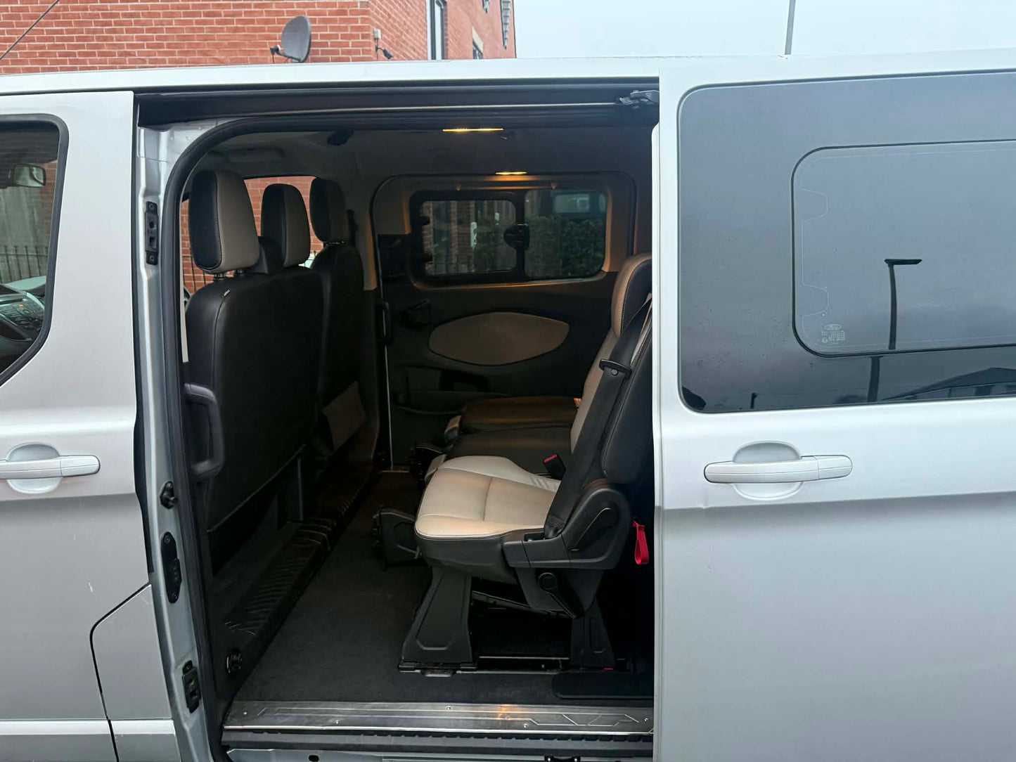 2014 - FORD TUSTOM 9 SEATER BUS