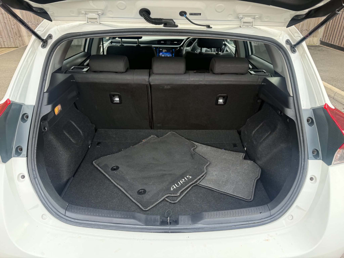 2015-TOYOTA  AURIS