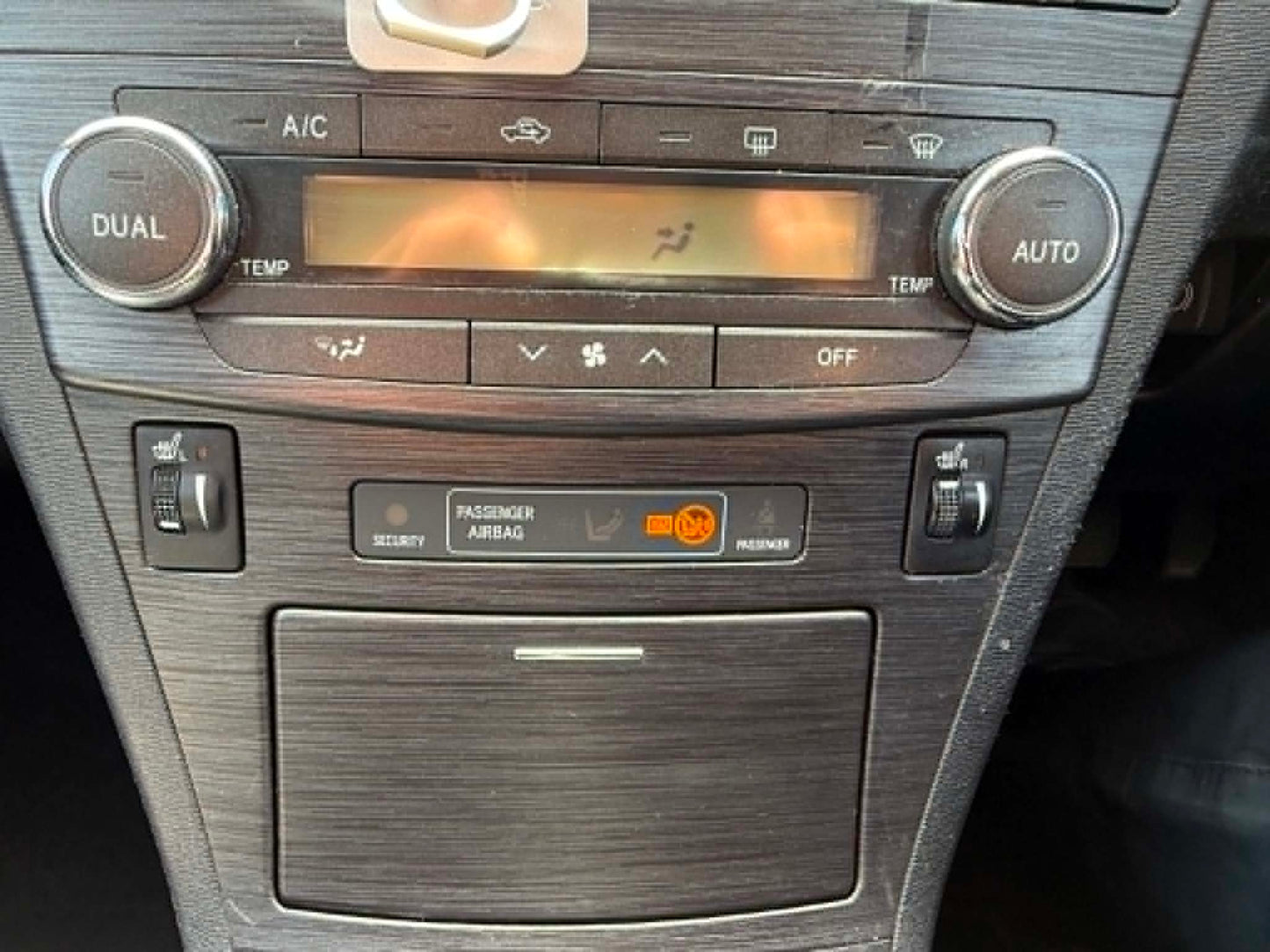 2011-TOYOTA AVENSIS