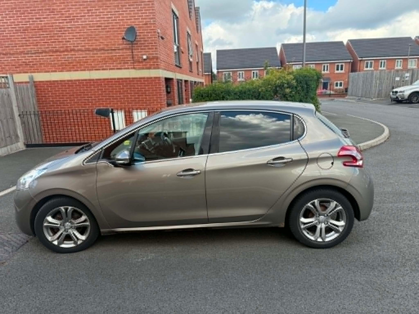 2014-PEUGEOT 208