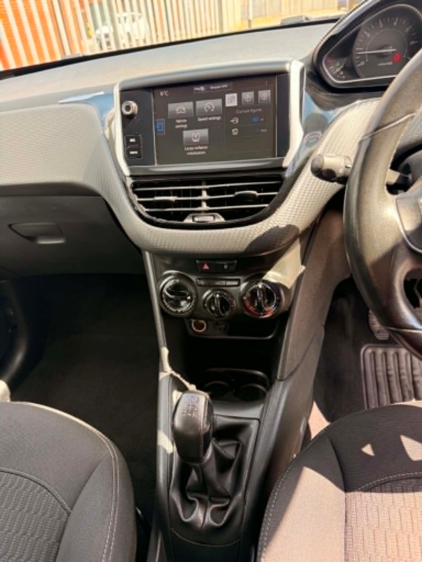 2017-PEUGEOT 208