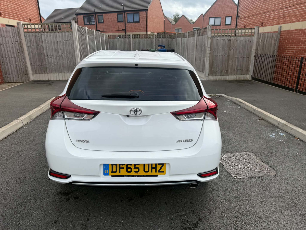 2015-TOYOTA  AURIS