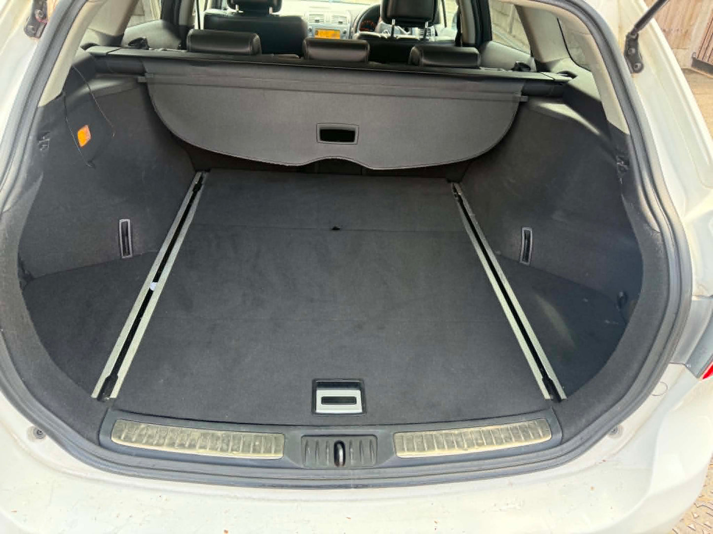 2011-TOYOTA AVENSIS