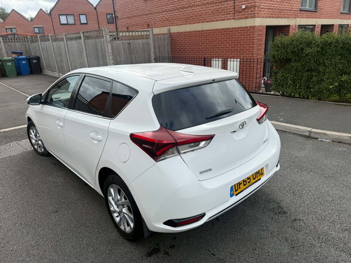 2015-TOYOTA  AURIS