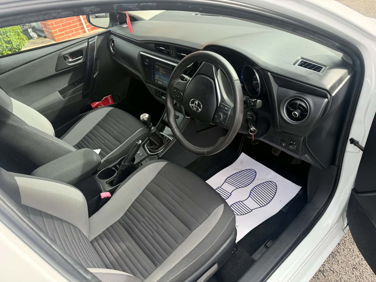 2015-TOYOTA  AURIS