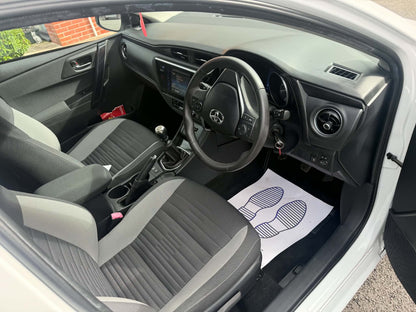 2015-TOYOTA  AURIS
