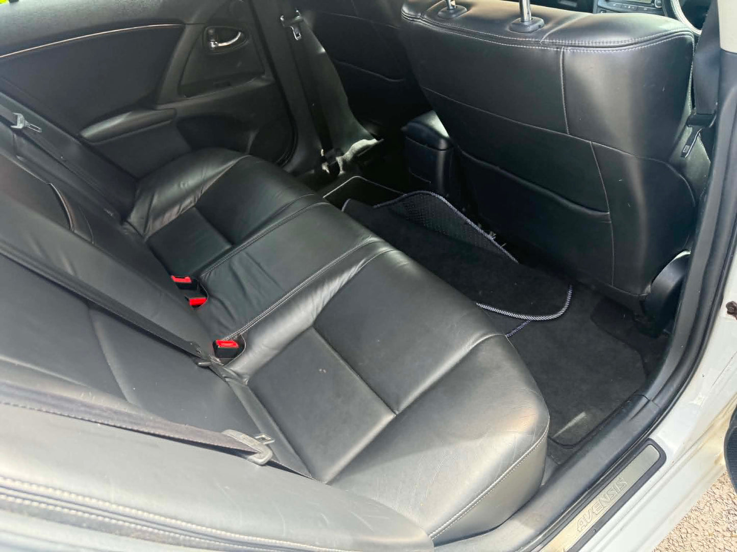 2011-TOYOTA AVENSIS