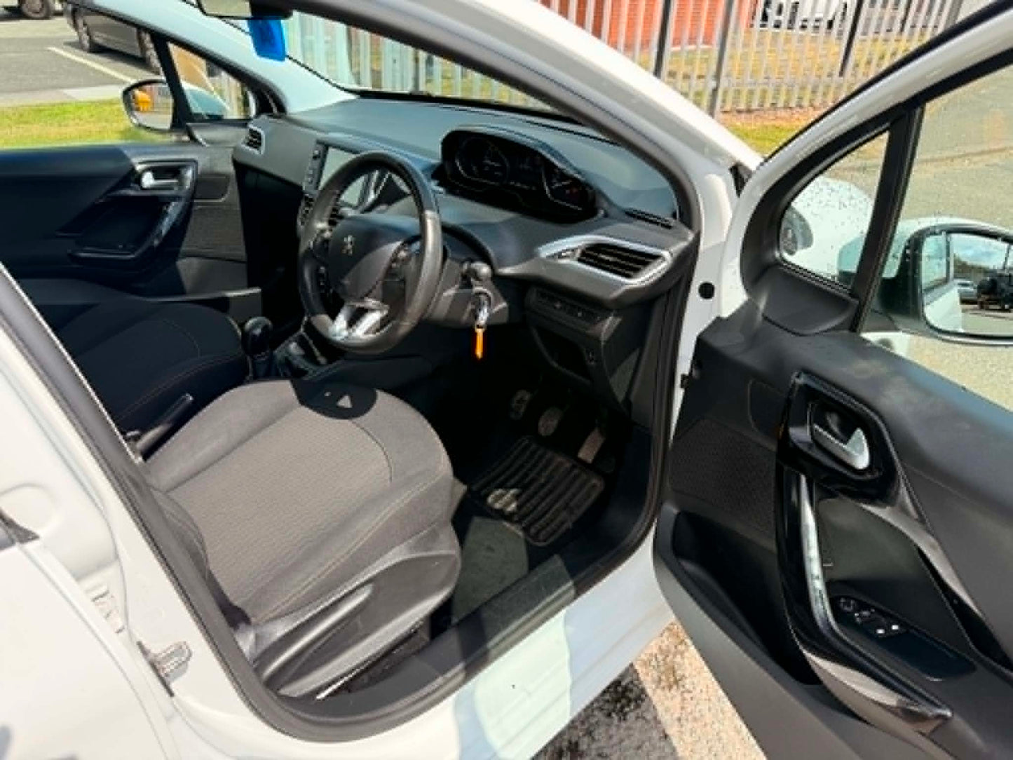 2017-PEUGEOT 208