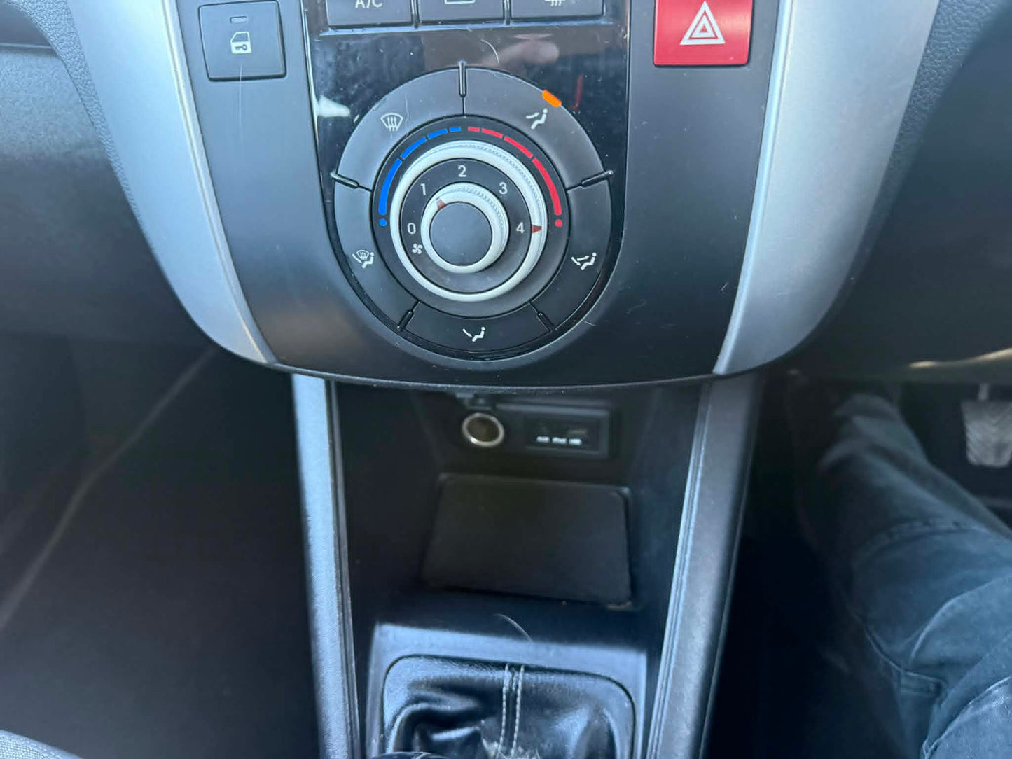 2010- KIA VENGA 2  LOW MILEAGE