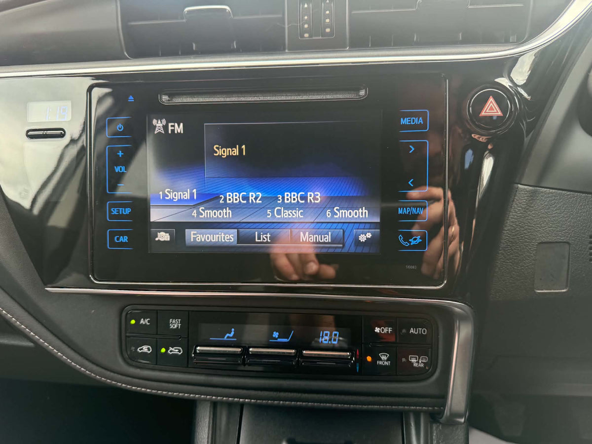 2015-TOYOTA  AURIS