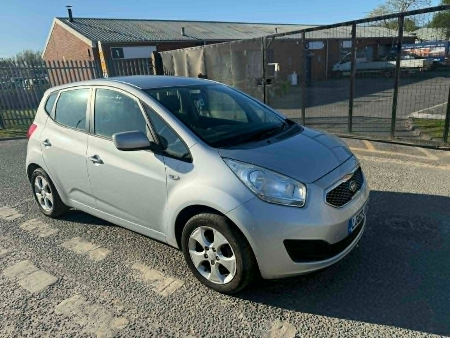 2010- KIA VENGA 2  LOW MILEAGE