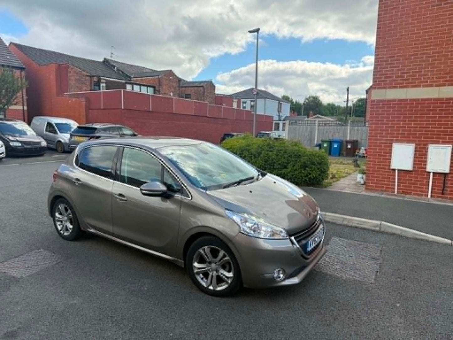 2014-PEUGEOT 208