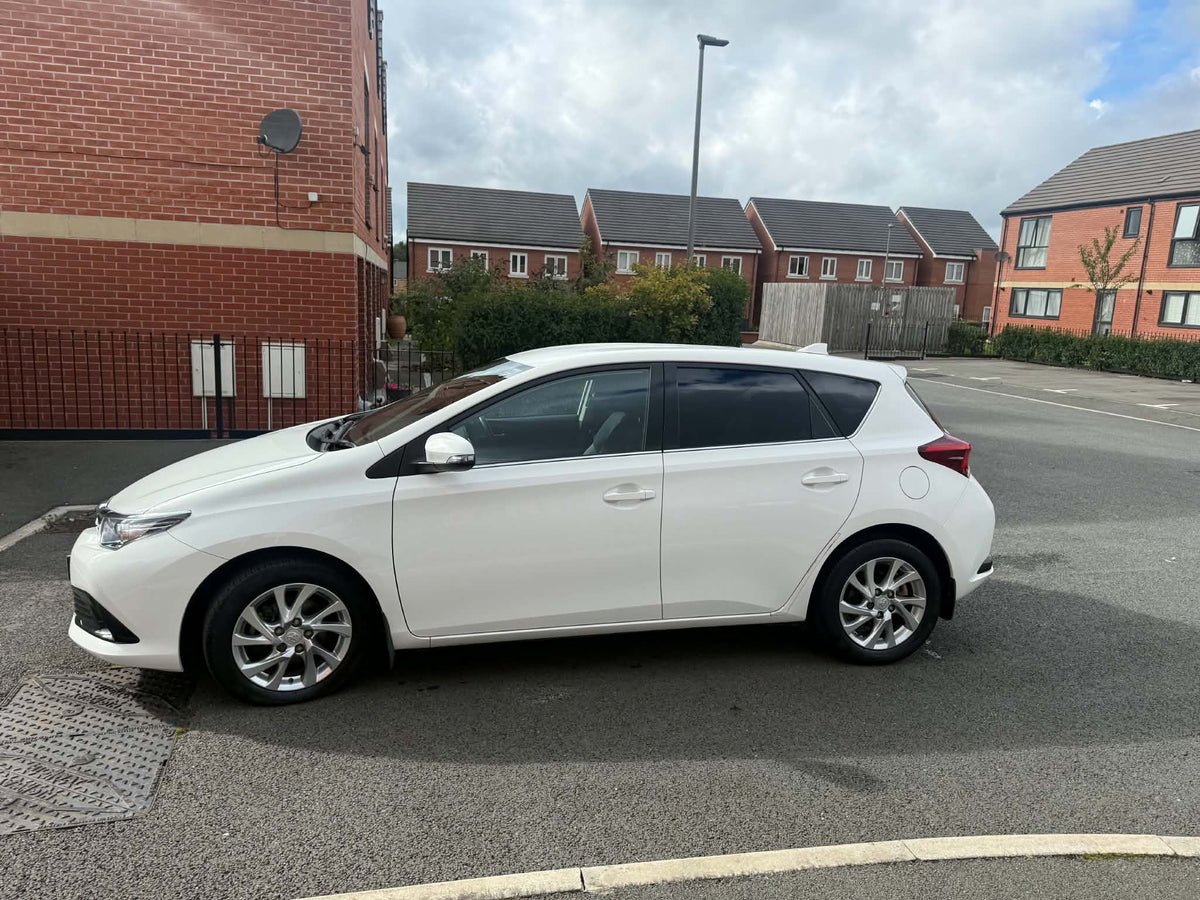 2015-TOYOTA  AURIS