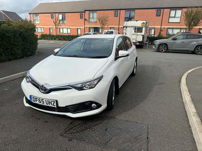 2015-TOYOTA  AURIS