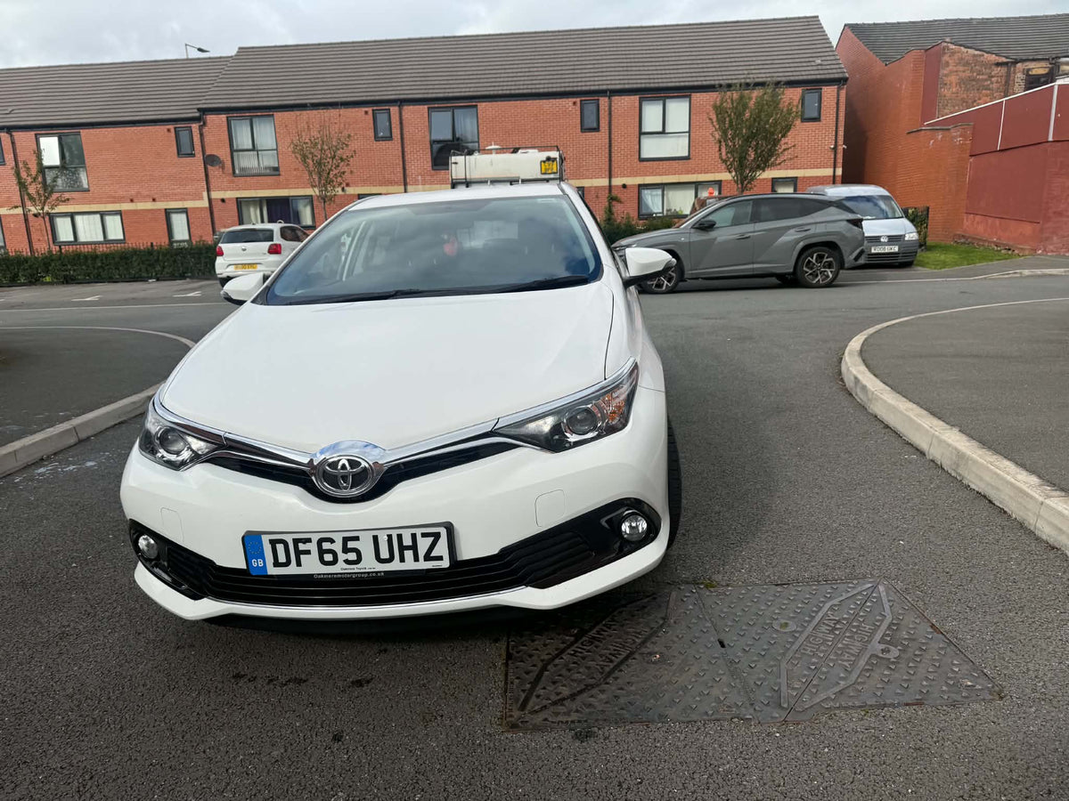 2015-TOYOTA  AURIS