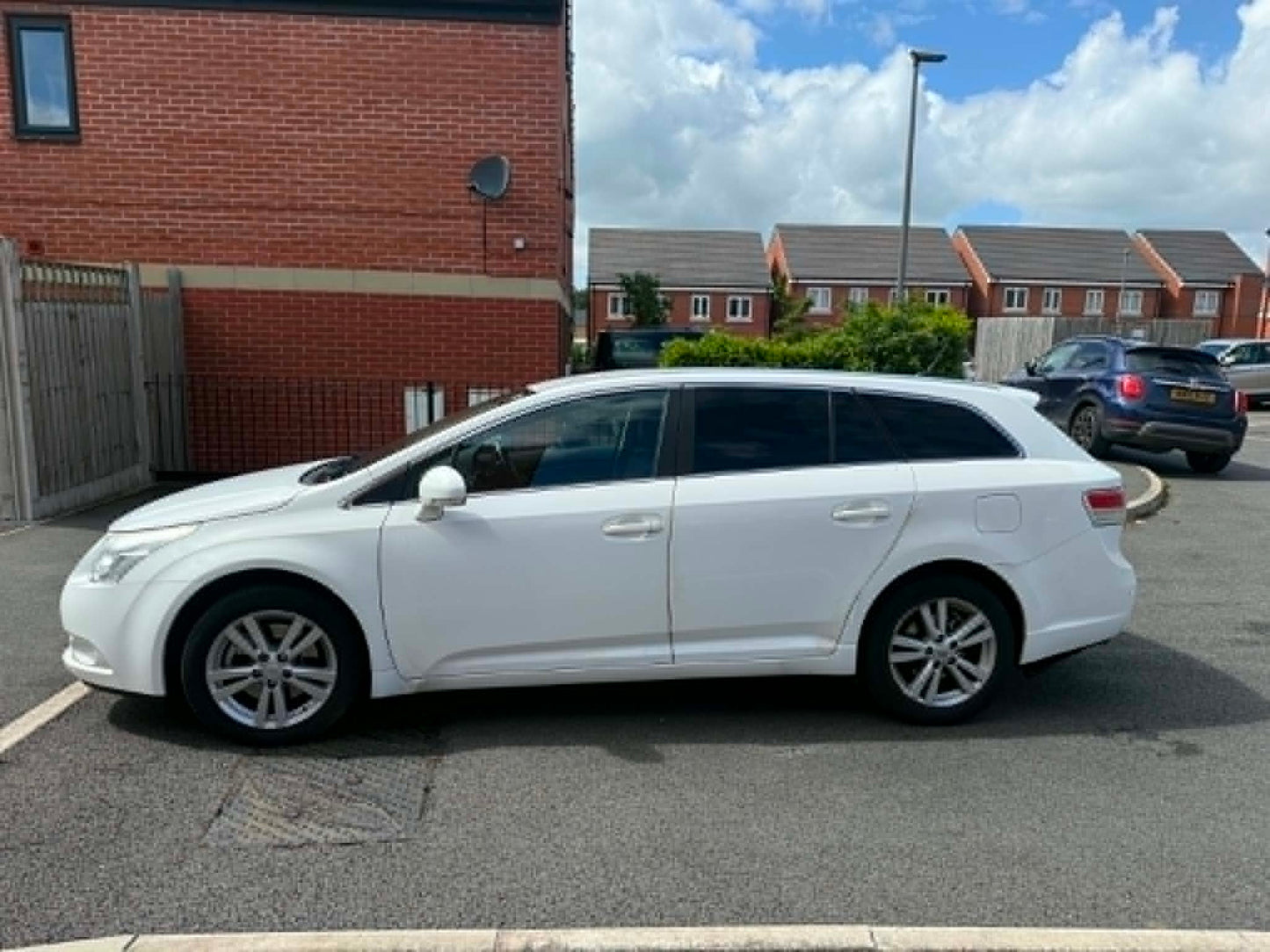 2011-TOYOTA AVENSIS