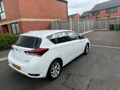 2015-TOYOTA  AURIS