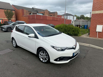 2015-TOYOTA  AURIS
