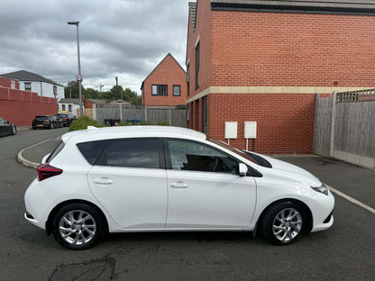 2015-TOYOTA  AURIS