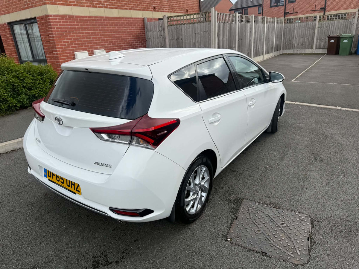 2015-TOYOTA  AURIS