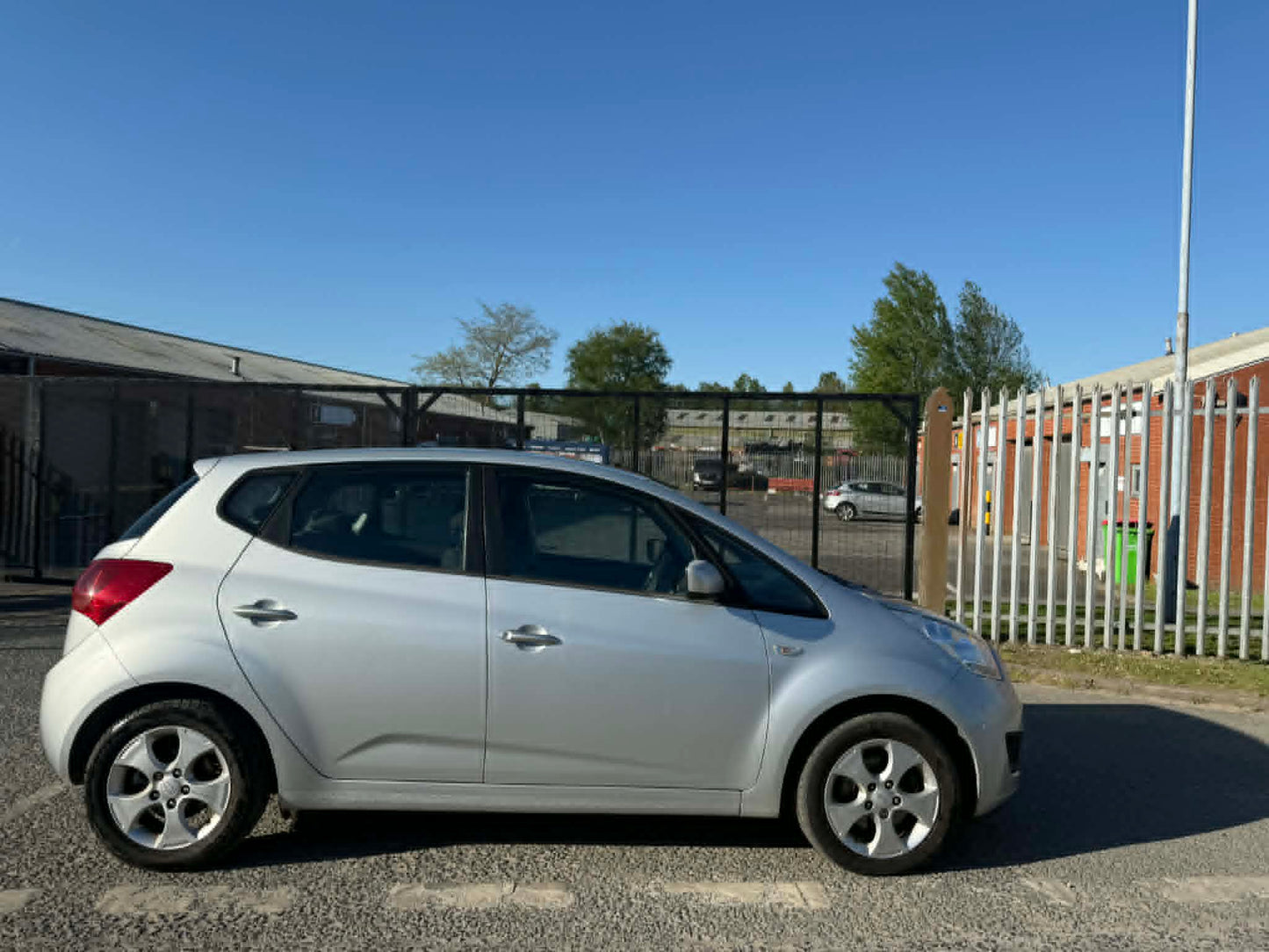 2010- KIA VENGA 2  LOW MILEAGE